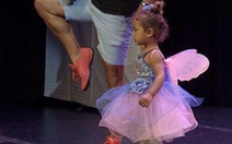 Bố nhảy lên sân khấu múa ballet cùng con gái khóc nhè