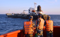 Phạt tàu Singapore chiết dầu cho tàu không số chở người Trung Quốc