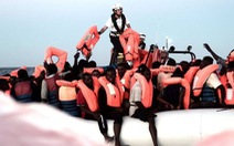 Pháp - Ý khẩu chiến về chuyện bỏ mặc tàu chở người di cư