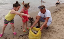 Nhóm khách Nga dọn rác trên bãi biển Nha Trang