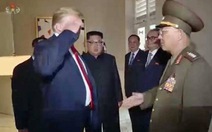 Ông Trump 'hứng gạch đá' vì chào kiểu nhà binh với tướng Triều Tiên