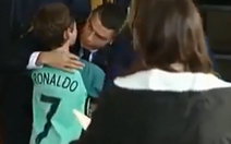Clip Ronaldo nhảy xuống xe buýt ôm fan nhí đang khóc, chia sẻ mạnh