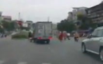 Video clip chơi ngông thanh niên bị xe tải hất vào dải ngăn cách