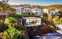 Ngôi nhà năng lượng mặt trời nằm cheo leo bên sườn đồi