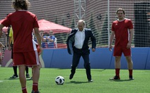 Ông Putin sút bóng ở Quảng trường Đỏ, ông Trump khen World Cup ở Nga
