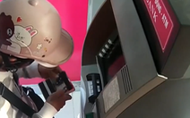 Video clip cảnh giác tin tặc gắn thiết bị đọc trộm thông tin thẻ ATM