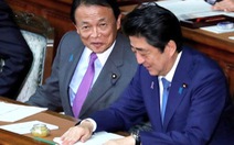 Bộ trưởng Nhật trả lại 1 năm lương vì bê bối