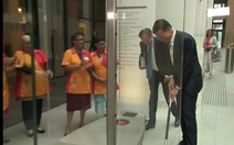 Lỡ tay đổ cà phê, thủ tướng Hà Lan tự kiếm chổi lau sàn