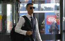 Ronaldo cùng đồng đội ủ rũ về nước