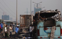 Xe khách và xe container bốc cháy sau va chạm, một người chết