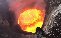 Choáng cảnh phi công lơ lửng trên miệng núi lửa đang phun