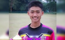 Cậu bé duy nhất trong đội bóng Thái nói chuyện được với thợ lặn nước ngoài