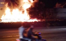 Xe container cháy dữ dội trên quốc lộ 1 trong đêm