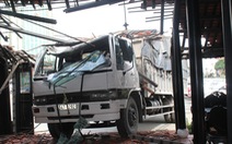 Xe tải tông sập nhà hàng ở Tiền Giang