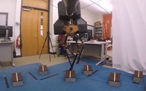'Huấn luyện' thành công robot hai chân vượt địa hình phức tạp