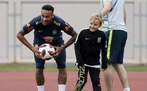 Neymar chỉ con chơi banh trên sân tập World Cup