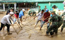 Trường lớp ngổn ngang sau lũ