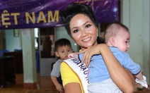 Hoa hậu H’Hen Niê giản dị trong chuyến đi từ thiện đầu tiên