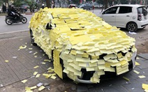 Nguyễn Trần Trung Quân bị fan dán giấy kín xe hơi