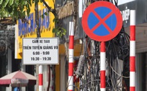 Gỡ biển báo 'cấm taxi' trên phố Hà Nội vì... chưa có hiệu lực
