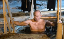 Tổng thống Putin cởi trần, tắm nước -7 độ C ngoài trời