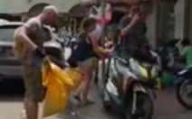 Video khách Tây dọn rác trước chợ Bến Thành hút gần 5 triệu view