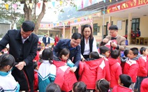 Trao 500 suất quà tết của bạn đọc báo Tuổi Trẻ cho học sinh Quan Sơn
