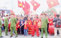 Người hâm mộ mang cờ, hoa, bánh chưng đón đội tuyển Việt Nam về nước