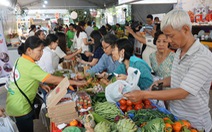 Nô nức mua sắm tại phiên chợ Tết Xanh - Quà Việt