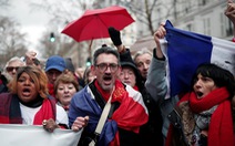 Hơn 10 ngàn 'áo đỏ' ở Pháp tuần hành phản đối 'áo vàng' biểu tình