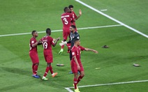 Cổ động viên UAE la ó khi Qatar hát quốc ca, ném giày vào cầu thủ Qatar