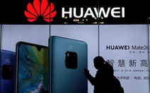 Huawei phạt nặng 2 nhân viên xài iPhone chúc tết