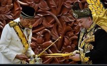 Quốc vương Malaysia thoái vị vì cưới người đẹp hay vì xung đột thủ tướng?