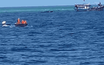 Video: Tàu cá đâm vào bãi đá ngầm ở khu vực biển Trường Sa