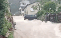 Siêu bão Hagibis xé toạc nhà cửa ở Nhật, đường sá chìm trong biển nước