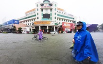 TP Vinh ngập lụt lịch sử, bộ đội đưa xe quân sự 'giải cứu' học sinh