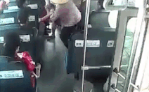 Video: Nhân viên xe buýt khống chế người móc túi giao cho công an