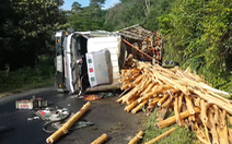 Video: Xe tải chở gỗ lật úp, 2 vợ chồng tử vong trên đèo Vi Ô Lắc