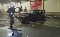 Xe Lexus bốc cháy ngùn ngụt, tài xế bung cửa thoát thân