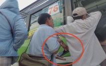 Vạch trần thủ đoạn của băng nhóm dàn cảnh móc túi hành khách đi xe buýt