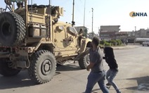 Lính Mỹ bị dân Kurd ném đá, ví như 'chuột nhắt' khi rút khỏi Syria