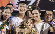 CĐV tràn xuống sân khi Hà Nội FC mừng vô địch V-League 2019
