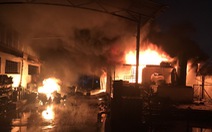Hơn trăm lính cứu hỏa dập tắt vụ cháy khu pha chế dung môi trong đêm