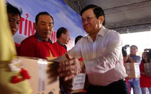 Nguyên Chủ tịch nước Trương Tấn Sang tặng thiết bị cho ngư dân