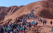Hàng ngàn du khách đổ đến núi thiêng Uluru leo lần cuối