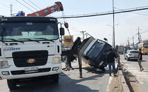 Video: Xe tải lật ngang trên quốc lộ sau khi đâm vào dải phân cách