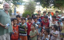 Cựu binh Úc lấy tiền tích cóp xây trường học, giúp người nghèo Việt Nam