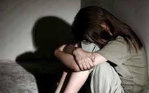 Truy tìm nghi phạm hiếp dâm xong cướp 1 triệu đồng của bé gái 8 tuổi bán vé số