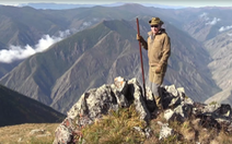 Tổng thống Putin mừng sinh nhật giản dị: đi leo núi, hái nấm