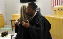 Cái ôm gây tranh cãi giữa thẩm phán da màu và bị cáo da trắng